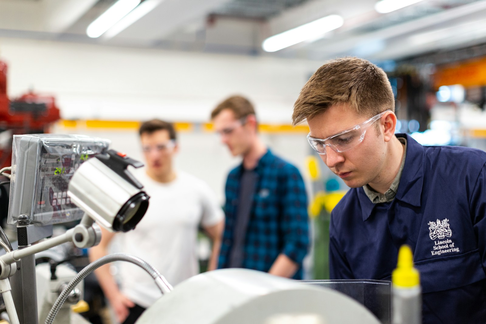 Engenheiro e operador industrial supervisionando linha automatizada